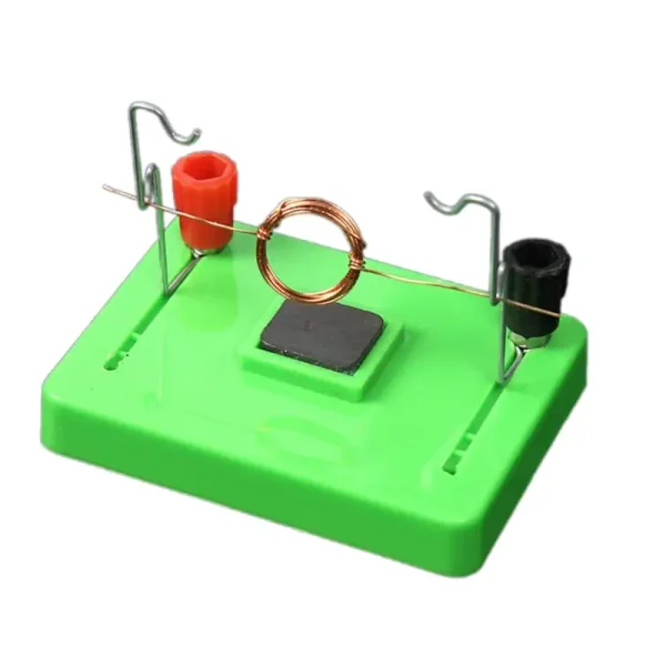 Chip de demonstração de indução eletromagnética com bobina de cobre, ímãs e base de plástico verde, usado para ilustrar o princípio da indução eletromagnética em física.
