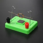 Chip de demonstração de circuito elétrico com bobina, ímãs e terminais para experiências científicas.
