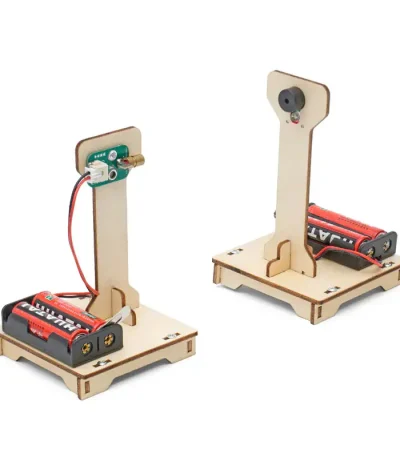 Púlpito científico em madeira com motor elétrico e bateria, ideal para experiências educativas e projetos STEM para crianças e estudantes.