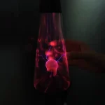 Candeeiro de mesa em forma de garrafa com iluminação elétrica e efeitos luminosos.