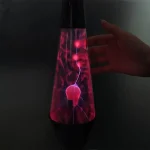 Candeeiro de plasma colorido com descargas elétricas visíveis no interior, criando um efeito luminoso dinâmico.