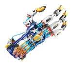 Modelo de robô mecânico articulado com várias articulações e componentes de plástico colorido, ilustrando a tecnologia robótica moderna.