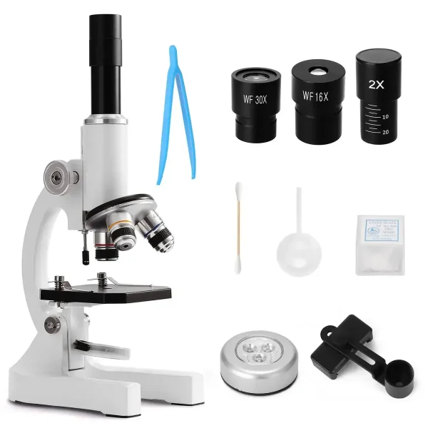 Microscópio científico com objetivos, pinça, cotonete e acessórios para experiências. Perfeito para pesquisa, educação e decoração científica.