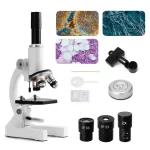 Microscópio de laboratório com objetivos, lâminas e acessórios para observação científica precisa.
