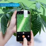 Fotografia de uma folha verde com smartphone, capturando a superfície da folha para análise científica ou fotografia macro.
