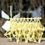 Vaca em plástico amarelo usada como modelo educativo para experiências científicas e aprendizado em biologia animal.