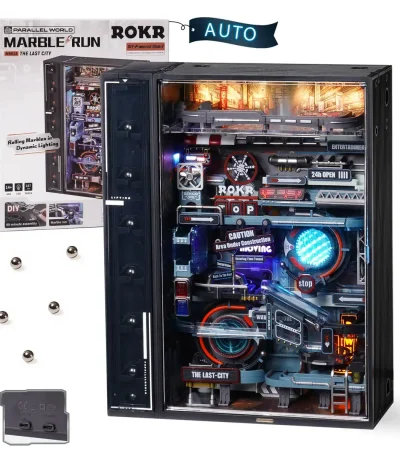 Vitrine de decoração científica com iluminação dinâmica, contendo um modelo de máquina ou circuito eletrônico, perfeita para uma decoração moderna e tecnológica.
