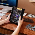 Pessoa segurando uma vitrine de objetos científicos e kits de modelismo, exibindo peças detalhadas e educativas para decoração ou aprendizado científico.