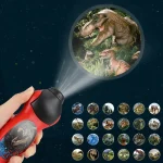 Lanterna que projeta imagens de dinossauros e da pré-história, ideal para aprendizagem lúdica e decoração temática.