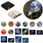 Projeção luminosa da Terra e do sistema solar na parede ou teto, ideal para decoração científica e educativa.