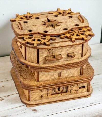 Relógio de madeira vintage com engrenagens e mecanismos, decoração científica em madeira, peça artesanal para coleção ou decoração interior.