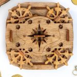 Bússola de madeira com engrenagens e decorações inspiradas na ciência, ideal para decoração de escritório ou prateleira, trazendo um toque vintage e científico.