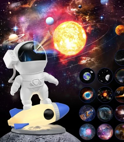 Figura de brinquedo de astronauta em uma nave espacial, com um fundo de cosmos ilustrando planetas, estrelas e galáxias, ideal para decoração científica e educativa.
