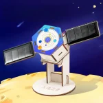 Modelo de veículo espacial em madeira com painéis solares, concebido para o aprendizado de astronomia e ciência, perfeito para decoração educativa ou para estimular a curiosidade científica.