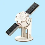 Objeto científico em madeira com painéis solares para educação.