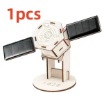 Mini satélite educativo em madeira com painéis solares e detalhes precisos, ideal para aprendizagem de ciências e decoração de escritório ou quarto infantil.