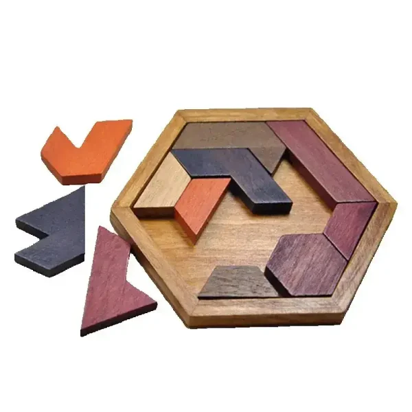 Jogo de construção em madeira com peças coloridas e forma hexagonal, ideal para estimular a criatividade e a motricidade das crianças.