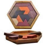 Jogo de quebra-cabeça em madeira geométrica hexagonal com peças coloridas, perfeito para decoração e estimulação mental.