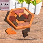 Jogo de quebra-cabeça em madeira com peças de diferentes formas e cores, dispostas em uma moldura hexagonal sobre uma superfície de madeira.