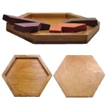 Tabuleiro de madeira com formas geométricas coloridas para decoração ou jogos, acompanhado de dois tabuleiros hexagonais em madeira natural.