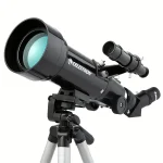 Telescópio Celestron preto com tripé, ideal para observação astronômica e astrofotografia, oferecendo alta precisão para os entusiastas das ciências.