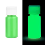 Garrafa de tinta fosforescente verde visível em luz normal e brilhante no escuro, ideal para decoração ou projetos artísticos luminosos.