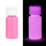 Garrafa de fluoresceína rosa e roxa, ilustrando a luminescência sob luz UV, usada em ciências para detecção e observação.