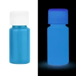 Pacote de tinta fluorescente azul visível sob luz normal e que brilha no escuro, ideal para decoração ou atividades artísticas luminosas.