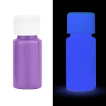 Garrafa de tinta fosforescente roxa visível em luz normal e que brilha no escuro, ideal para decoração ou projetos científicos luminosos.