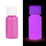 Pílula fluorescente visível em luz normal e que brilha no escuro, ideal para decoração científica ou evento temático.