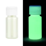 Frasco de laboratório com tampa luminosa, visível no escuro, usado para experiências científicas ou decoração.