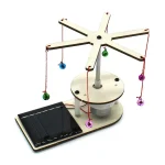 Pêndulo solar educativo com bolas coloridas suspensas, utilizando energia solar para fazer girar o mecanismo. Ideal para o aprendizado de energia renovável e física.