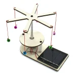Relógio de pêndulo de Newton com esferas coloridas suspensas, ilustrando os princípios da física e da conservação de energia. Perfeito para decoração científica ou educativa.