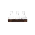 Três frascos de vidro transparentes dispostos sobre uma base de madeira, perfeitos para decoração científica ou de laboratório.