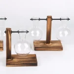 Vaso de laboratório de vidro com suporte de madeira natural, ideal para decoração científica ou de laboratório, trazendo um toque autêntico e elegante ao seu espaço.