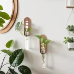 Vasos decorativos inspirados na ciência com plantas verdes, perfeitos para uma decoração interior moderna e natural.