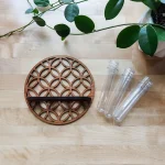 Suporte de especiarias em madeira com compartimentos de vidro para armazenamento de especiarias ou outros pequenos objetos, ideal para a cozinha ou decoração interior.