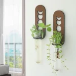 Suporte de plantas suspenso em vidro com estrutura de madeira, decoração moderna para interior.