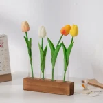 Decoração floral com tulipas de madeira e plástico para interior.
