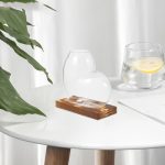 Vase en verre transparent avec base en bois naturel, décoration moderne pour intérieur, idéal pour mettre des fleurs ou comme objet décoratif élégant.
