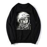 Vêtement noir avec image en noir et blanc de Yuri Gagarin, premier homme dans l'espace, portant une combinaison spatiale et un casque.
