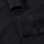 Pochette de manche de sweat à capuche noire, détail de vêtement décontracté et confortable, parfait pour un style casual et tendance.