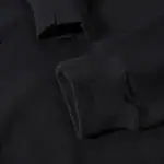 Vérifiez la texture douce et le design simple de ce pull noir, idéal pour une tenue décontractée ou pour ajouter une touche de confort à votre style quotidien.