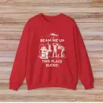 Sweatshirt rouge avec illustration d’un extraterrestre et texte amusant.