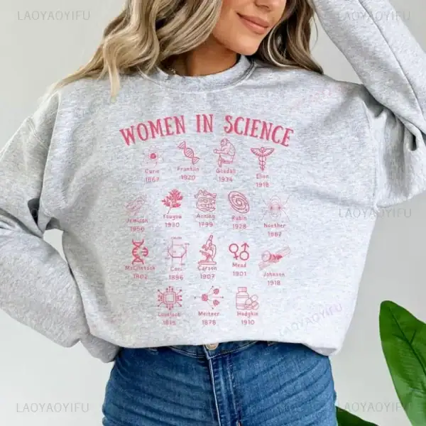 T-shirt cinza com ilustrações e nomes de mulheres cientistas famosas, destacando sua contribuição para a ciência.