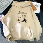 Sweat à capuche beige avec formule de la loi de la gravitation de Newton et icônes pomme et planète Terre, parfait pour les amateurs de science et de physique.