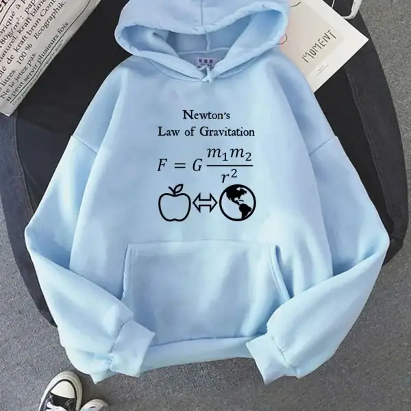 Sweat à capuche avec formule de la loi de la gravitation de Newton, illustrant la force gravitationnelle entre deux masses, idéal pour les amateurs de science et de physique.