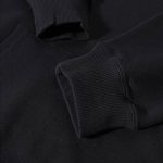 Roupa preta de mangas compridas com gola alta, ideal para um estilo casual ou desportivo. Confortável e elegante, perfeito para todas as estações.