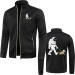Casaco masculino preto com padrão de astronauta passeando um cão, estilo casual e tendência, ideal para os amantes de ciência e astronomia.