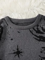 Close-up de um pulôver de lã cinza escuro com padrão de estrela preta, colocado sobre um fundo de pelúcia branca, ideal para decoração científica e moda.